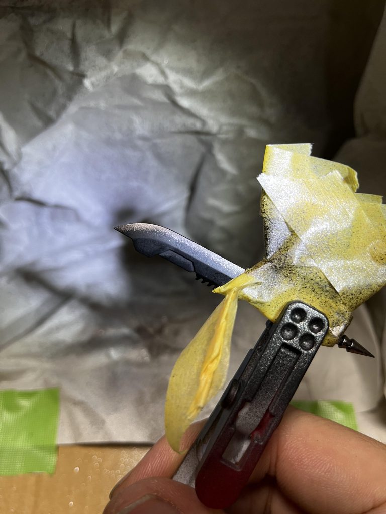 ナルガ双剣といえば切れ味!ということで日本刀のイメージで刀身にヘビーガンメタでグラデーションを入れました。このサイズでやるのが難しすぎてもう一本の方は妥協してしまったのは内緒です。