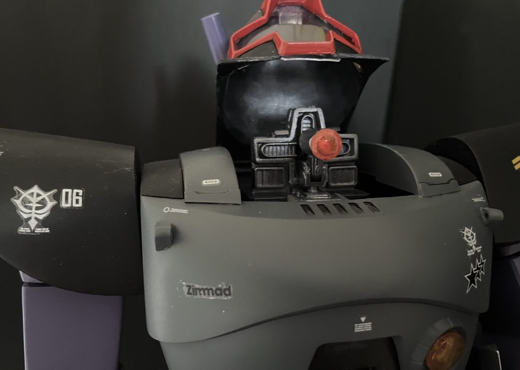 半分ジョークですが、スコープドッグのように頭部が開くようにしました。モノアイの可動など、メンテナンス性が良いです。モノアイカバーは透明プラ板0.5mm