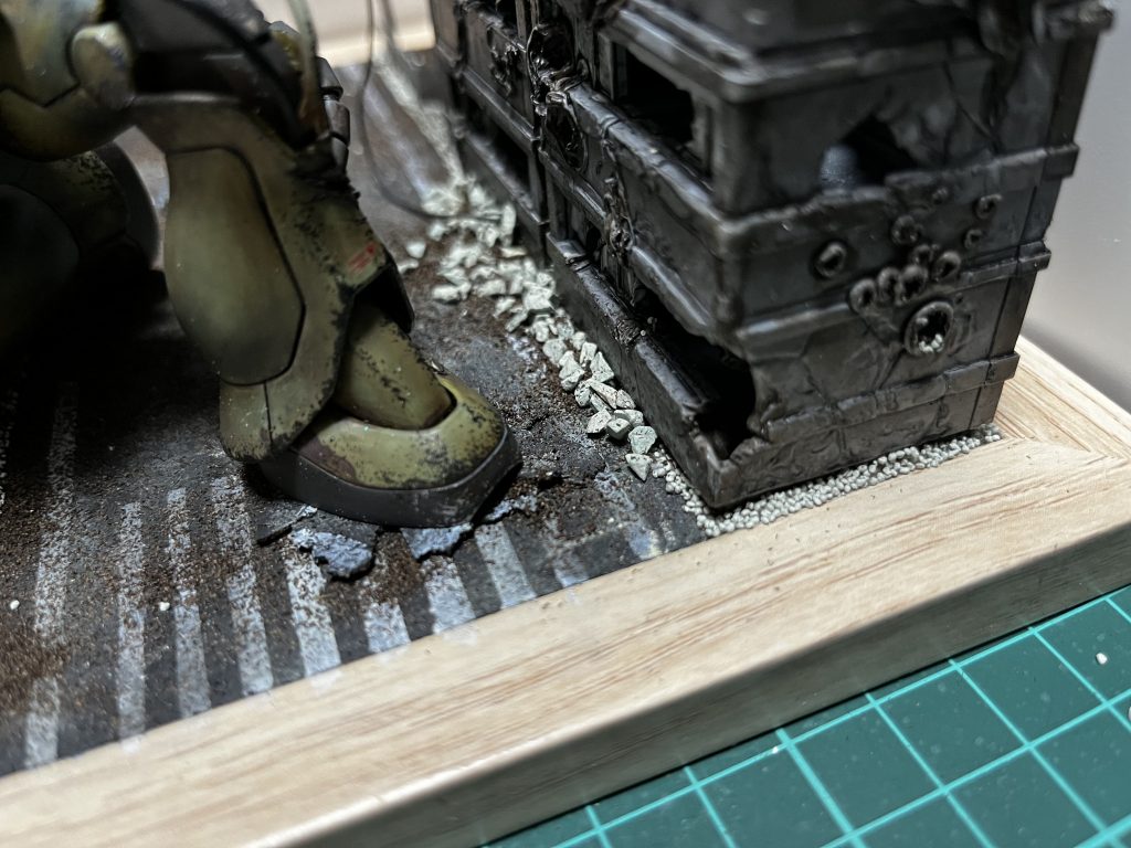 足元は踏ん張って割れた道路を表現してみました。アップしてて思い出しましたが黒鉄色でチッピングもしてましたね。