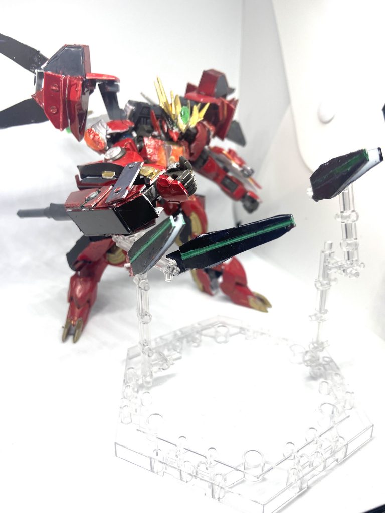 『行けっ!!ビームビット』GNビームビット 背部の太陽炉搭載部分に取り付けられたオールレンジ用の兵装それぞれに4機づつの系8機あり単発のビームガンを発射する。