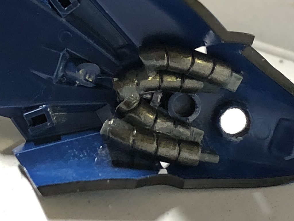 スラスターの裏側、動力パイプは接着剤で付けました