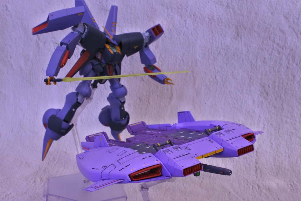 [本体]・機体側面パーツ、機首下部メガ粒子砲の合わせ目消し。・機首下面の肉抜き穴と、機体後部下面の使用しない接続穴をクレオス瞬間接着パテで埋めて処理。・メガ粒子砲の砲口にHI-Qパーツのツインパイプ2シルバー2.5mmを使用し、ディテールアップ。・Hアイズのランナーから削り出した自作クリアパーツを使用し、以下の箇所をディテールアップ。→コクピットキャノピー(蛍光イエロー裏打ち)→メガ粒子砲センサー(蛍光グリーン裏打ち)→機体上面、下面の航空灯(蛍光グリーン、レッド裏打ち)・機体上面に、蛍光イエローで裏打ちしたHアイズ3クリアの1mmを使用し、MS積載デッキの誘導灯をイメージしてディテールアップ。・機体下面に、蛍光イエローで裏打ちしたHアイズ3クリアの2.5mmを使用し、着陸灯をイメージしてディテールアップ。・エアインテークの内部にwaveモールドプレート1をカットして使用し、ディテールアップ。[カラー]・本体ライトパープル、ダークパープル　クレオスパープルをベースに調色・本体レッド　クレオスシャインレッド・本体グレー　クレオスグレーバイオレット・メガ粒子砲グレー　クレオスニュートラルグレー、ガンダムカラーMSグレージオン系で塗り分け・ランディングギアグレー　ガイアメカサフヘヴィ・ランディングギアシリンダー、スラスター、エアインテーク内部　ガイアスターブライトシルバー　※下地にクレオスブラックを使用・墨入れ　タミヤスミ入れ塗料ブラック　タミヤエナメルフラットブラック・本体トップコート　クレオススーパースムースクリアつや消し・サーフェイサー　クレオスフィニシングサーフェイサー1500グレー[デカール]・アクセント程度に汎用デカール(ガンダムカラーデカール、ベルテクス等)を貼付け