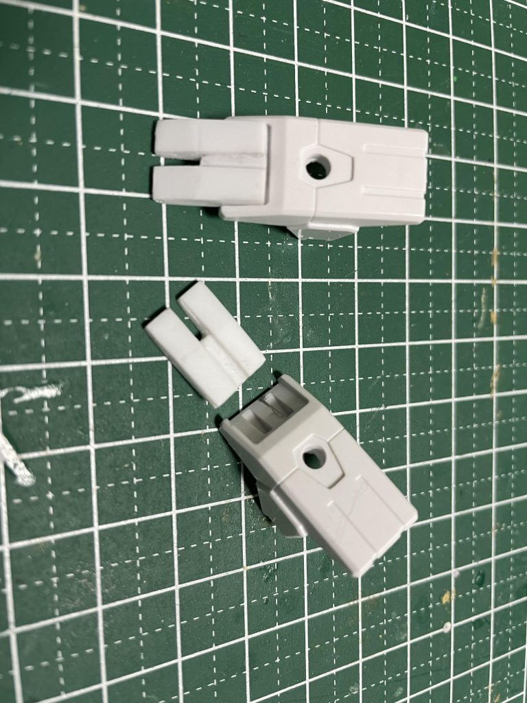 シールドネイルのプラ板工作。直線構造だけでそれっぽい。