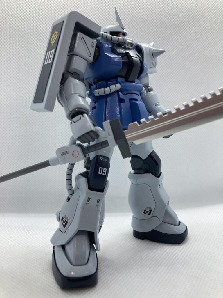 このマッシブなスタイルが大好きです。個人的にはザク系のガンプラの中で最高の出来だと思ってます。モノアイ埋め込み、大腿部両側スジボリ、シールド部プラ板貼り付け、スパイクアーマー尖状化、気になるとこだけエッジ出し、モールド彫り直しだけしました。