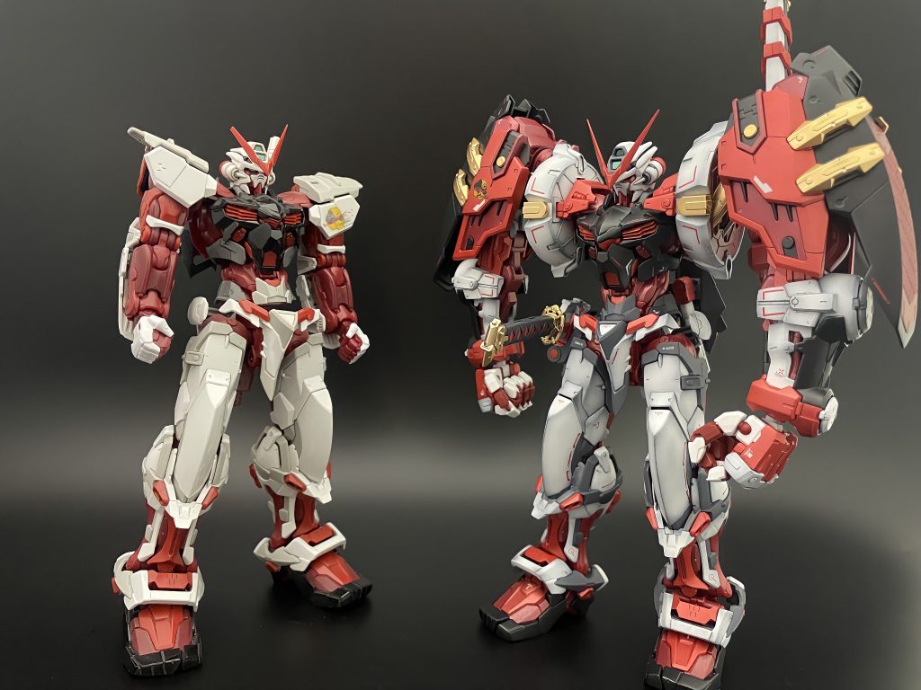 通常のレッドと比較。写真だとわかりにくいですが、赤部分は程よくメタリックが残っているのでかなり印象違います。デカールはシールタイプのものが付属してますが、持ち合わせの水転写で説明書を参考に近いものを貼っています。高級モデルなのだから水転写つけて欲しいのですが、素組み前提のキットなので難しいんですかね...