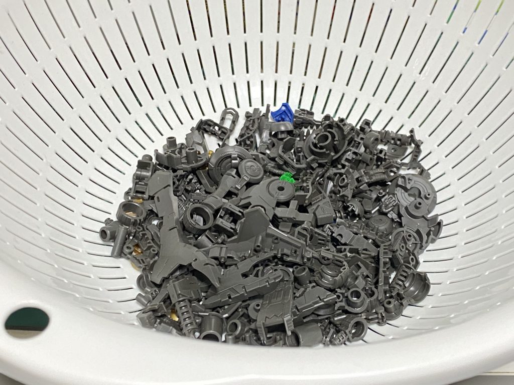 一度先輩さんが組んだ物を全分解。ヤスリ・ゲートの処理済みだったので作業しやすかったですね。分解して、洗浄して、そのまま塗装行けましたし。