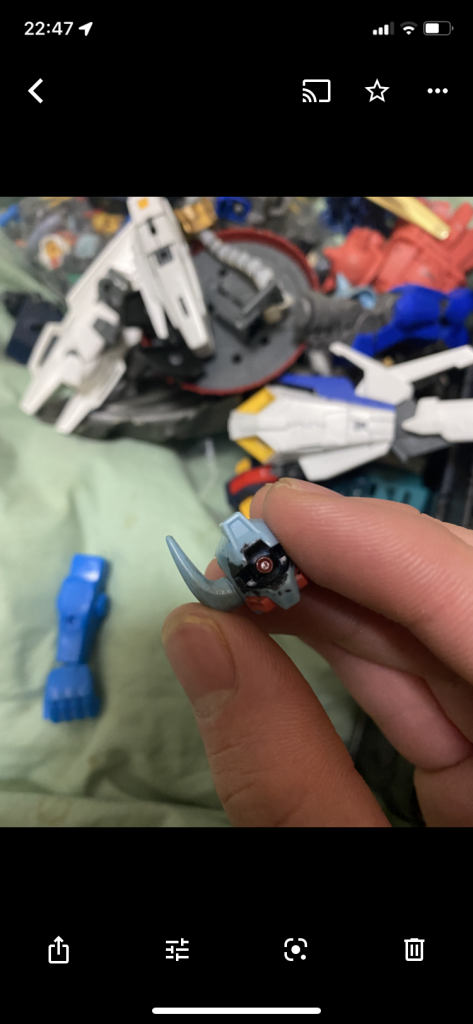 実は元々ジオン鹵獲機という設定で製作していたのですが本来ジムスナイパー2  につける予定だったグフカスタムの片方のパーツを折ってしまい笑絶望していたところたまたまスコープがあったのでそれならばジオン製のオリジナルスナイパー機を作ろうと思いジオンスナイパーが産まれました