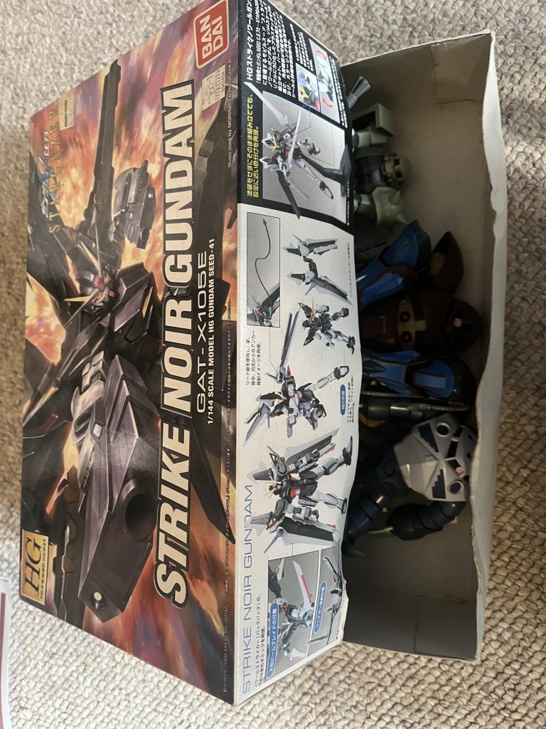 今まではガンプラの箱をそのまま使って保管してたんですが、やっぱりちょっとずつ埃が入り込むというか。なので違う保管方法に変えることにしました。せっかくなので何枚か写真を!