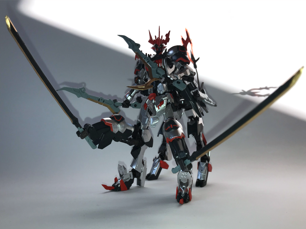 「4本の脚があるなら4本の腕があってもいいじゃない」と、脚部の装甲を一部切り取り、アームアームズのパーツを使ってサブアームに改造しました。背中のサブアームも合わせれば6本腕になる豪華仕様。