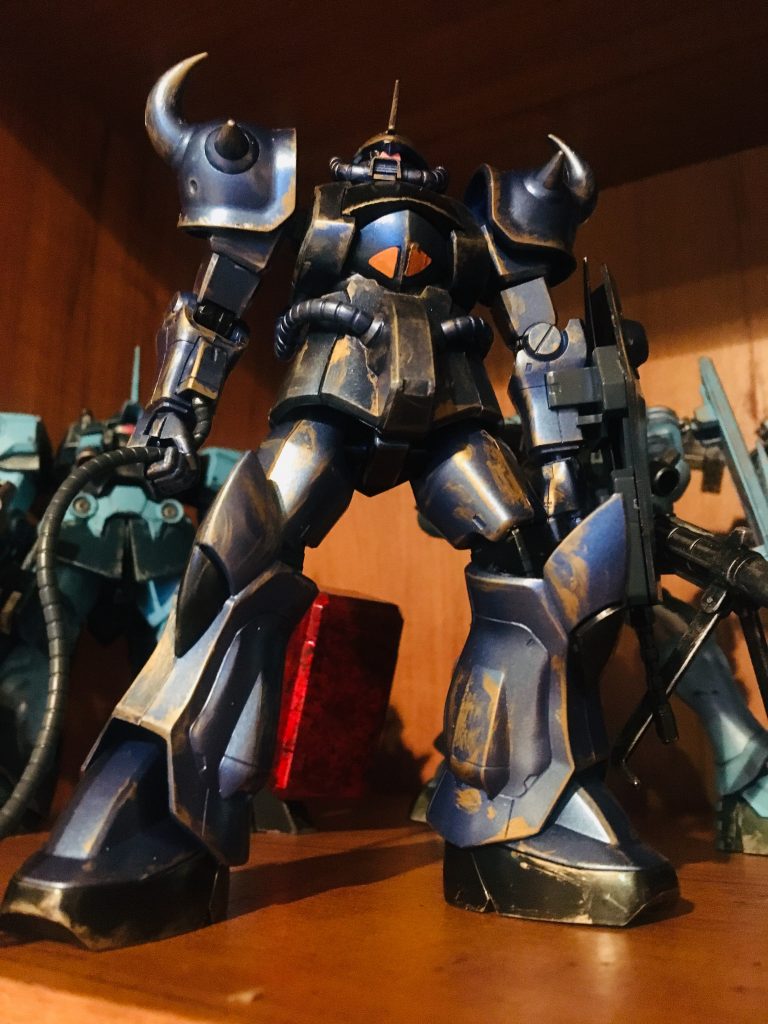 この旧hgucメタリックグフを塗り直しました。ポージングが適当ですね。結構前に作った物です。その時の写真です。汚いですね。