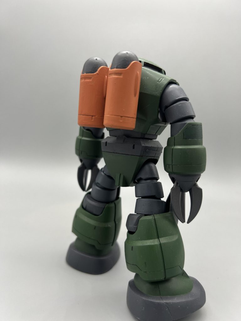 バックパックはハイゴッグやズゴックEと同様の色(averland  sunset+evil sunz scarlet)を目指し塗装しました。上記2機の物の旧型という設定です。