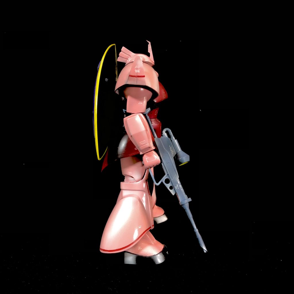 よこ頭部のブレードアンテナ以外は一般機と装備が変わらないが、性能に関しては専用にチューニングされているという説がある。