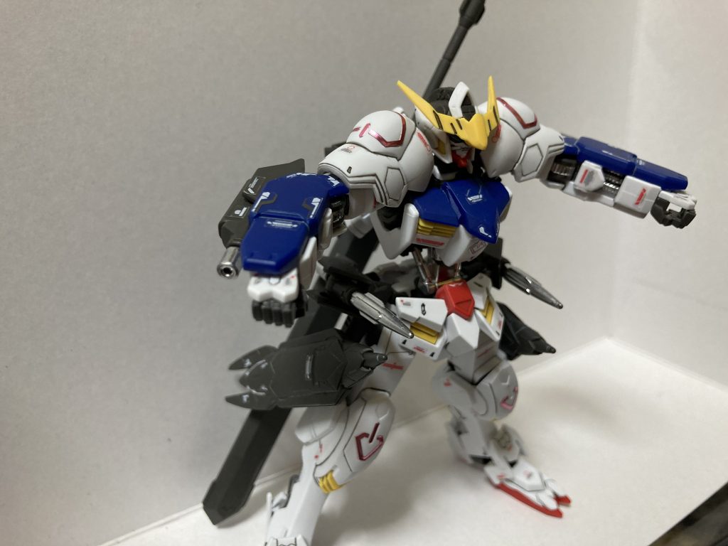 腰に付いている銀色の武装はシュツルムファウストです。相手を爆破して足を折ったりする為に使用します。また上記の写真のように戦況に合わせ鉄血のオルフェンズ本編の第4形態のような肩アーマーなどを使っていたのではないのでしょうか?