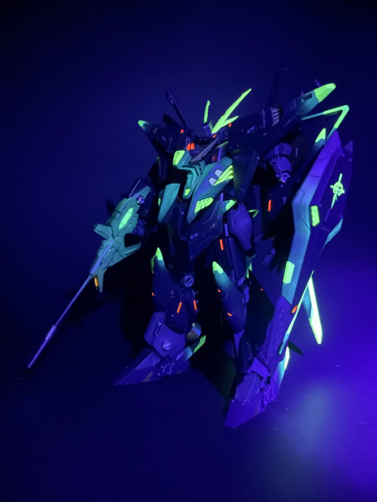 イエロー部分、レッドチップ部分は蛍光色を使用していますのでUVライトで発光します。ミノフスキーフライト部分を発光させている方が多いイメージだったので、あえてエッジの部分が光るよう配色しました。ほんとは蛍光色でのスミ入れも考えていましたが既にやっている方が多いのと技術不足により断念…👼