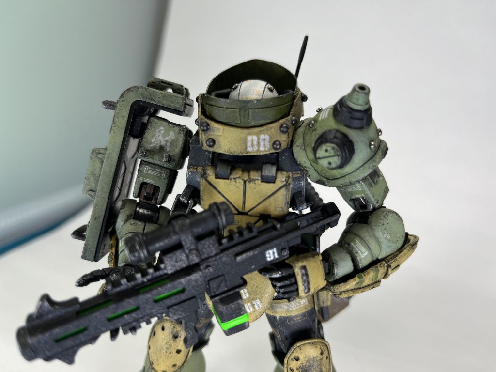 メイン武器はハニーバジャーという銃です。実在するのかはよく知りませんがサバゲー時代、エナジードリンクのモンスターの会社のサポートを受けている兵士という設定で遊んでいたのでその時の愛銃をそこそこ完コピできました。