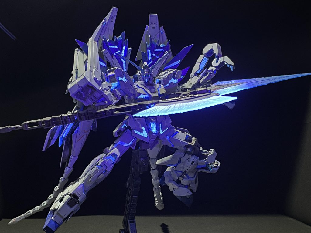 黒背景でハイパービームジャベリン。これもブラックライトで光ります。ちなみに本キットのクリアパーツ(青、緑)は成形色のままでもブラックライト光るんですが、塗装で一部隠蔽してしまっているので、ブラックペイントで再度、蛍光化してる状態です。Twitter にターンテーブルの動画を載せました。パール感やブラックライトON/OFFの違いが分かりやすくかと思います。https://twitter.com/sawat1203/status/1500973654318129153?s=21