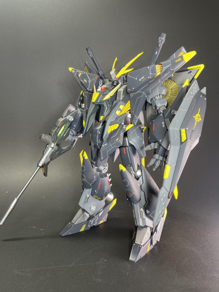 全体画像です。今回は表面処理とエッジ出し、スタイル変更、それと苦手なプラ板加工に力を入れて制作しました。HGと思って舐めてかかったら今までで一番の制作時間になってしまいました…笑