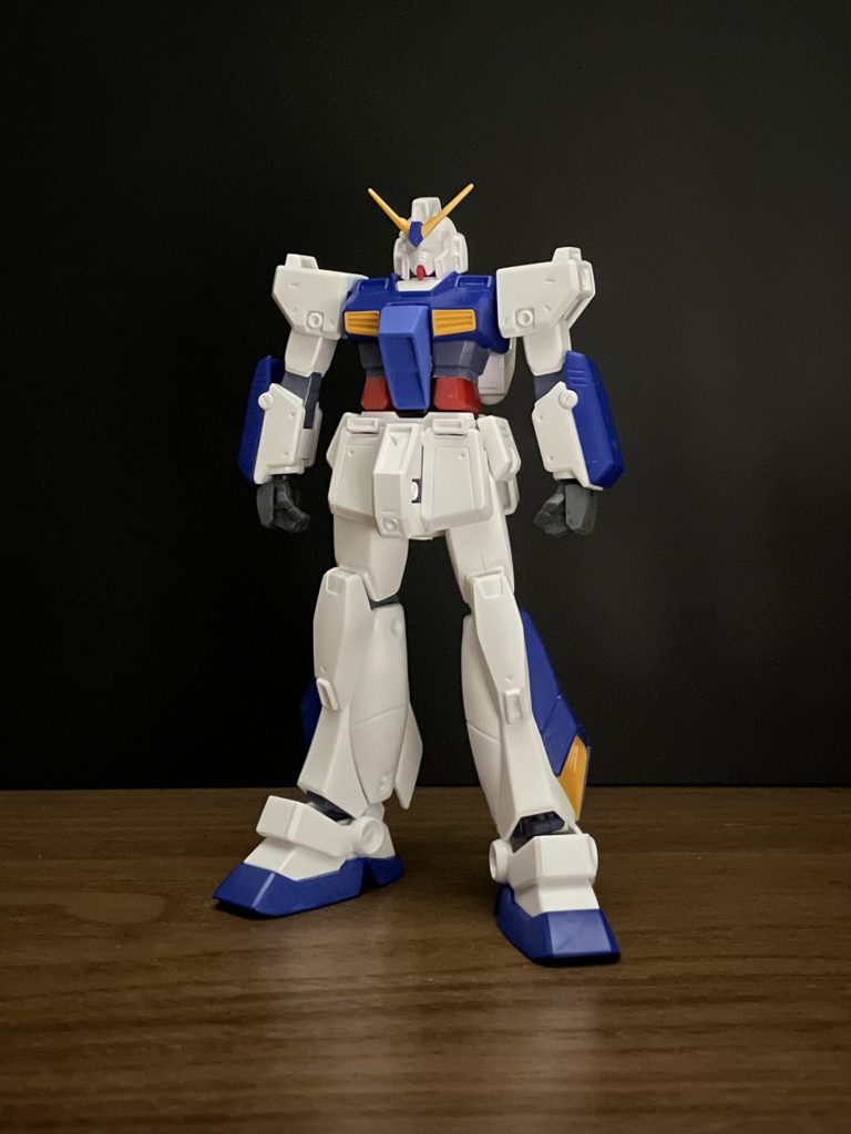 腹部の延長工作時。少し色の違うブルーのパーツがEGガンダムのコックピットハッチで、腹部赤いパーツもEGガンダムから移植しました。この後コックピットハッチと腹部パーツの隙間を埋めるためプラ板を貼り、形状を整えました。