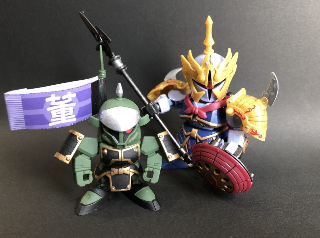 お供も一緒。キャラは知りませんし、三国志演義の胡軫も分かりませんが、デザインはカッコいい！ガンメタの成形色初めて見ました。SDで4色ランナーは豪華！