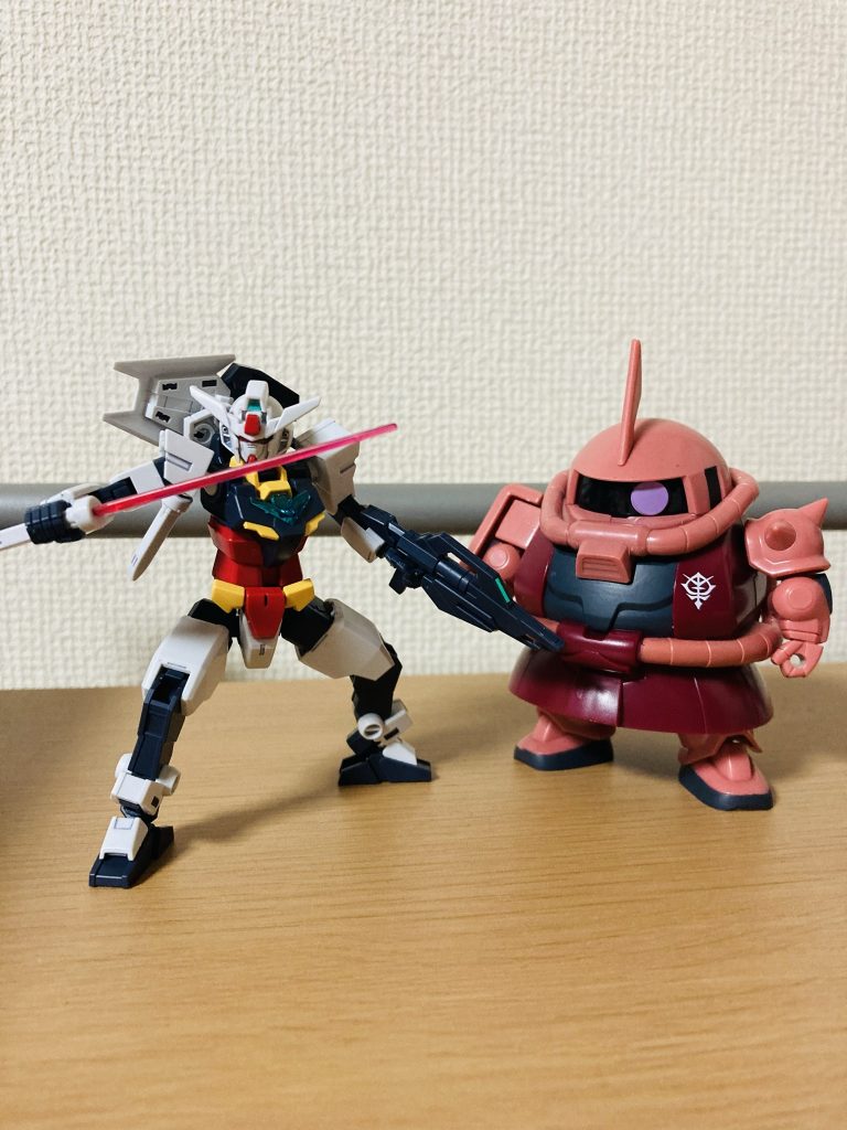 ガシャポンのシャアザクと並べて。どっちもちっさくてかわいいね〜