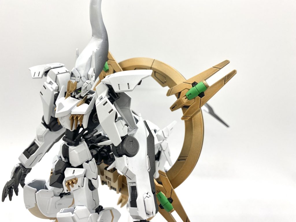 アピールの背部リング!!スターゲイザーのヴァアチュールリュミエールでそこにユーラヴェンユニットのビットパーツを4個取り付けてアルセウスのリングを再現してます