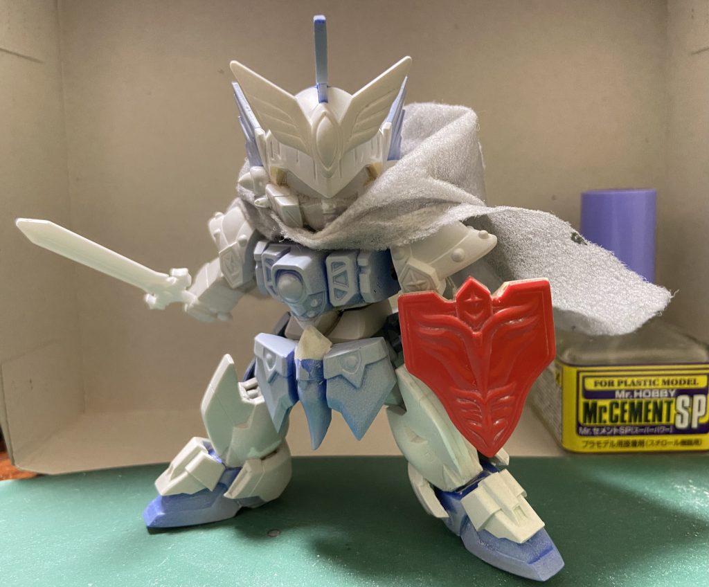 ほぼ塗装前。耳飾りの羽根とトサカの厚みが気になったので薄く削ってから塗装しました。