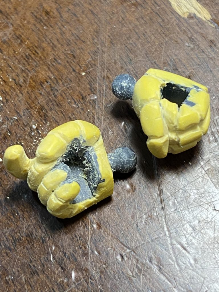 手首はキットのものの上にパテを盛って削り出しました。拳自体を大きくする事でアニメ風になりますね。ライフルやシールドもキットが角ジョイントなので旧キットのようにクルクル回らず保持できます。取り付けのボールジョイントもそのまま使えるので便利な改造方法だと思います♪