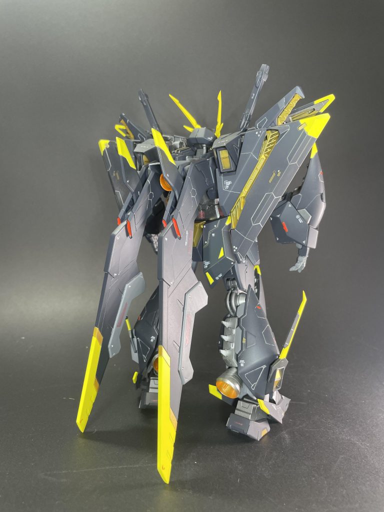 背面です。スネ裏部分やリアスカートの加工が割とうまく行って気に入っていたのですが、組んでみたらあまり目立ちませんでした。笑