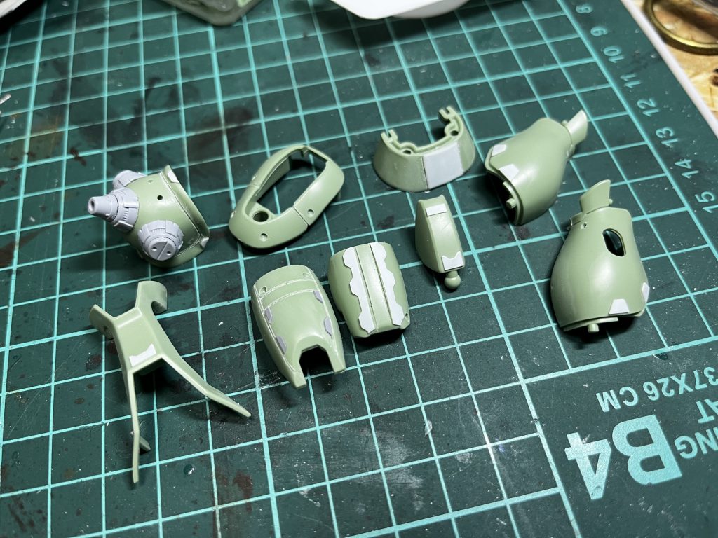 プラ板を刻んで貼り付ける、いろんな人がやってるカッコいいやつをやりたい！と思って初挑戦。初めてらしくいろんな形に挑戦してますが、割とシンプルでもよかったなぁと思ってます。オリジン版のザクをたくさん作ったので太ももに何もないのが寂しくなり、筋彫りもやりました。個人的には足の甲の部分の「ここでパーツが分かれてるぞ！」って感じのラインがお気に入りです。