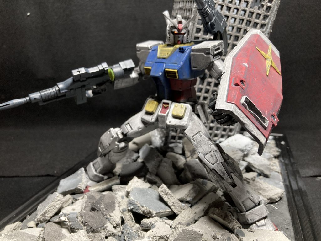 わかりやすいように明るいのを。本体のRX-78は黒とグレーの二色で汚しています。あと、頭部が光るライトを使ってます。光って楽しいのは、子供の頃から変わらないですね。