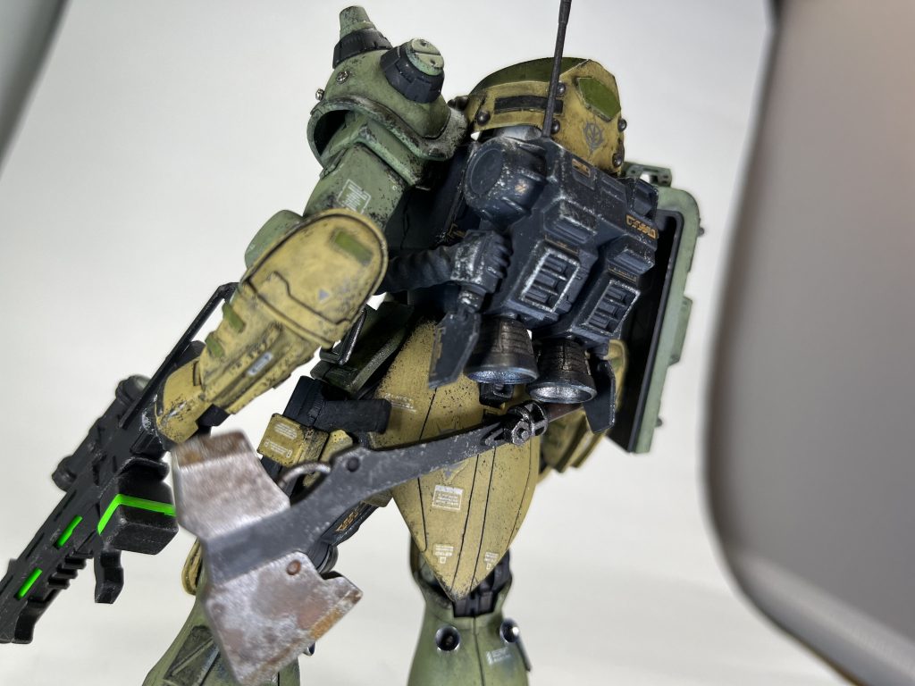 左太ももにはこちらもサバゲー時代に愛用していたグロック18というハンドガンを装備。こちらもホルスター含めてフルスクラッチですね。背面スカートはジャガーノートの装甲の雰囲気を出す為に延長。一日中ヤスリをかけて段差を無くしました。筋彫りのセンスが欲しい…