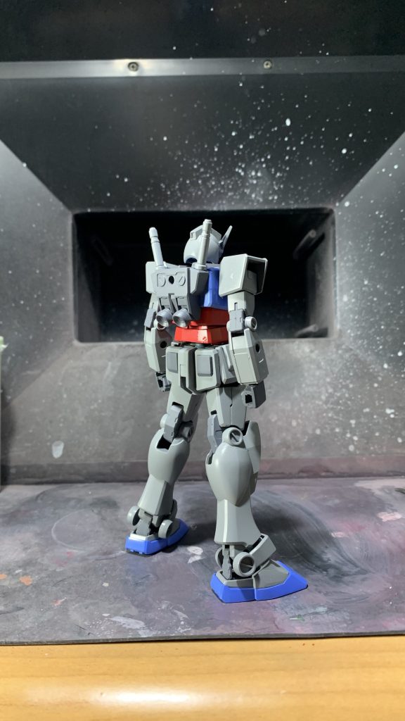 とにかく朝までに完成させる!を目標にしたので合わせ目消しもテキトーです。ちゃんと消えていませんが気にせず洗浄無しで下地塗装→本塗装(トップコート&墨入れ無し)→組み立てまで一気に進めました。組んだ時に赤い塗装が剥げちゃいました。。。