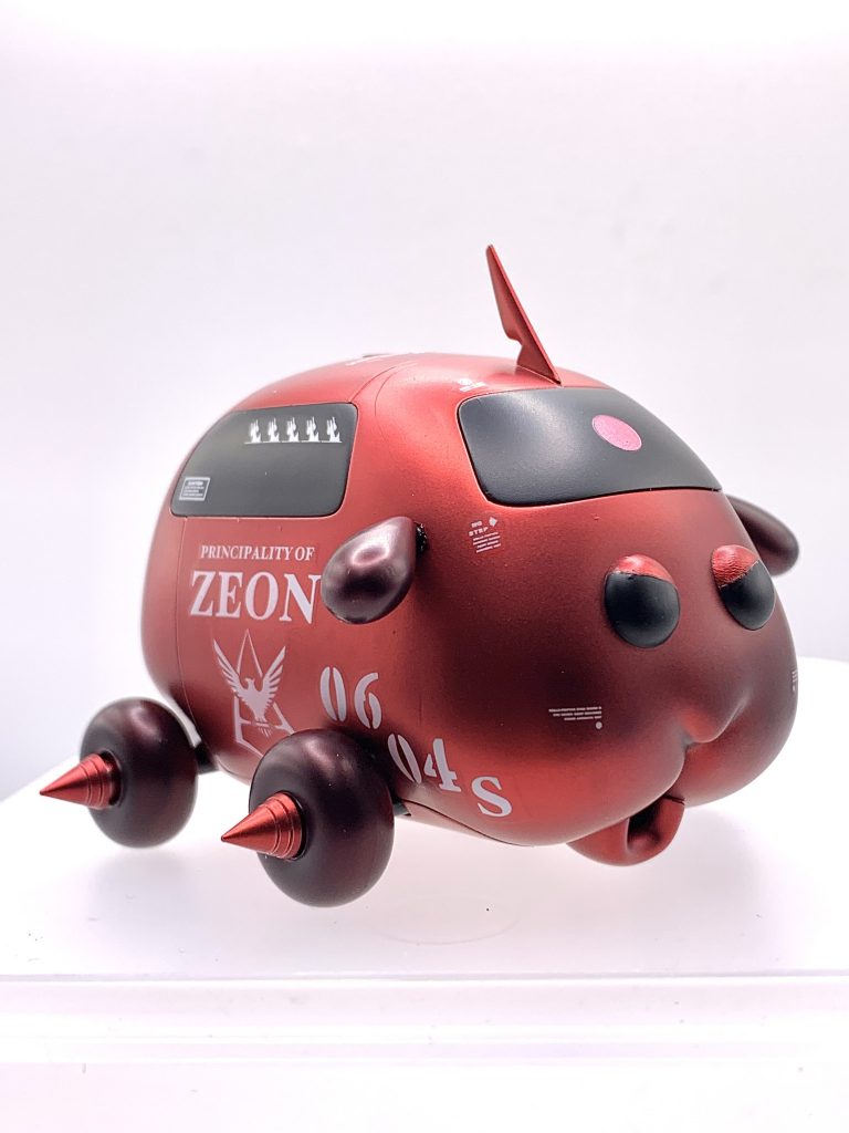 目がまん丸は可愛すぎたのでつり目に変更し、一応モノアイも付けときました。デカールはもちろんジオン系。