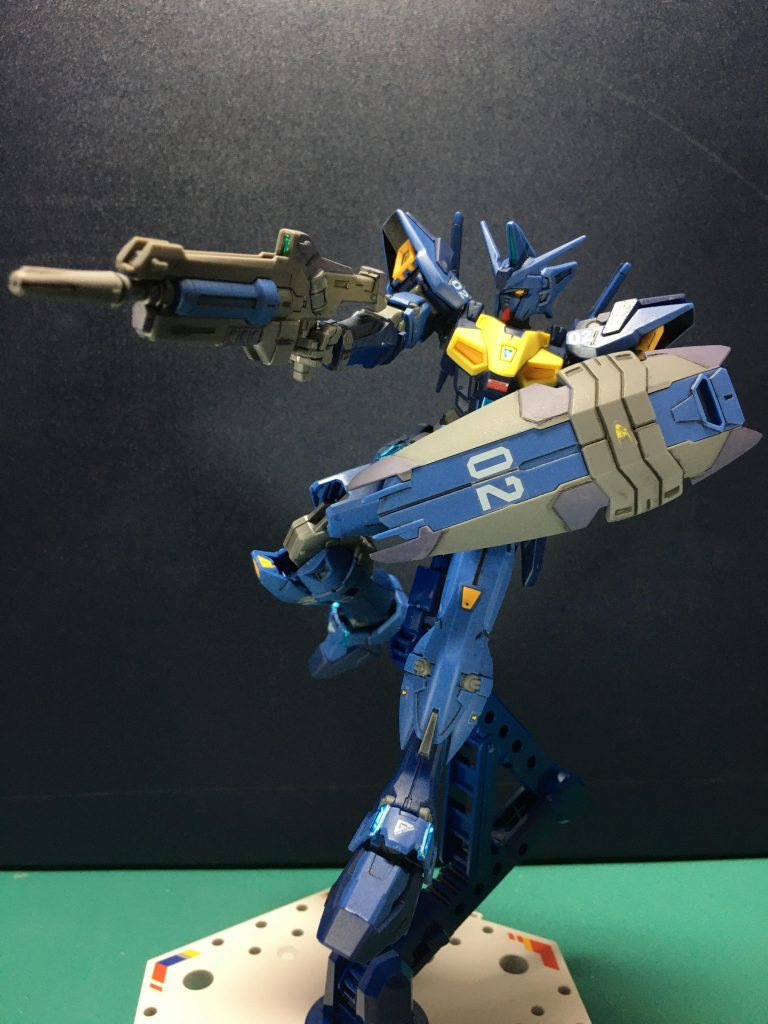 　基本的な合わせ目消しの箇所やスジ彫りの彫り直しなどは過去作のジェミナス01と同じです。手首をHGBC「次元ビルドナックルズ」角Sサイズに変えるのも共通。ストックが切れたので再販品買いたいのになかなか入手できず…