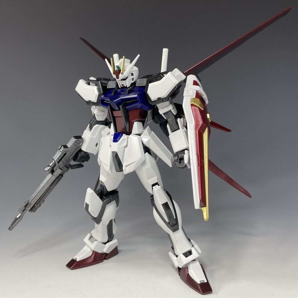 フロントビュー白パーツは成形色そのままに、青はタミヤスプレー“ディープメタリックブルー”、赤は“ピュアメタリックレッド”、間接及びグレーラインは“メタリックブラック”で色分け、光沢トップコートを吹きました。