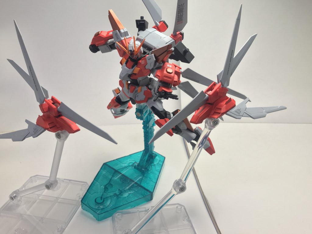 グリッターレヴII。普段は増槽兼VL発生器としてプロミネンスブースターに装備されているものの、原型機同様に独立稼働が可能であり、パワーゲートの生成やブレードを前面に展開しての質量弾的運用など、多彩な運用が可能となっている……が、ダイバーの志向が格闘戦に偏重しているため、滅多に使われることはないとか。