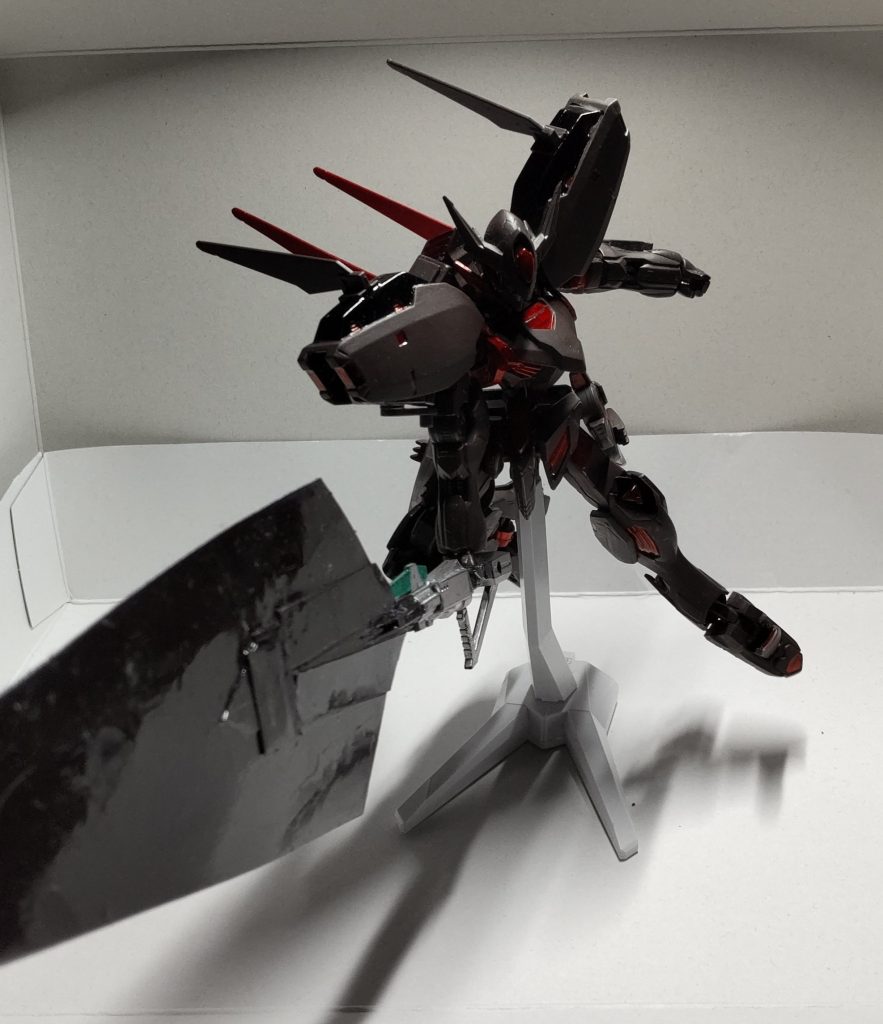 試作4式複合兵装杖＜フェイル・カーテナ＞(魔力解放時)＜フェイル・カーテナ＞の能力解放状態。通称『毒の刃』とも呼ばれる形態であり、射撃兵器としての役割よりも近接戦闘用のブレードとしての役割に重きを置いた形態である。なお、本機のパイロットはこの形態を好んで使用するため敵・味方問わずこの形態を正規の形態と認識している人間が多い。