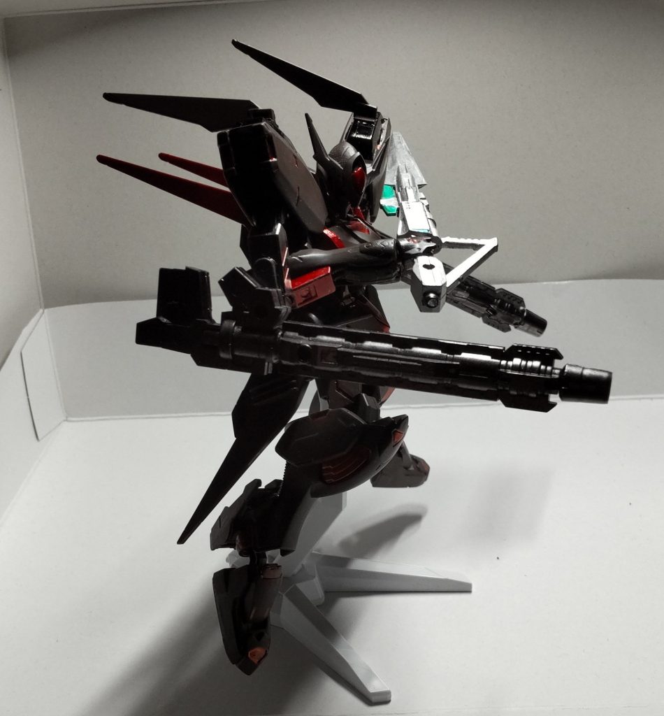 試製魔力砲＜ヒュドラ＞1対2門での運用を前提として開発された試作型の魔力砲。純粋な魔力をエネルギーへと変換し放射する現在の魔力砲とは異なり、パイロットの魔力属性を付与したものをエネルギーに上書きするようなイメージの全く新しい発想の魔力砲。現在本装備を使用することが出来るのは秋野陽人1人であり、今のところは彼の専用兵器のようなポジションである。