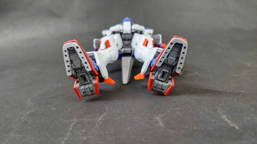 足裏にはプラバンで作った蹄鉄を付けてます。その分かかともプラバンで底上げ。