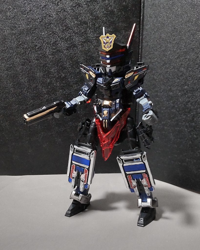 通常形態ニーシールドは固定させています。マグナム（銃）は脚部にマウント可能。