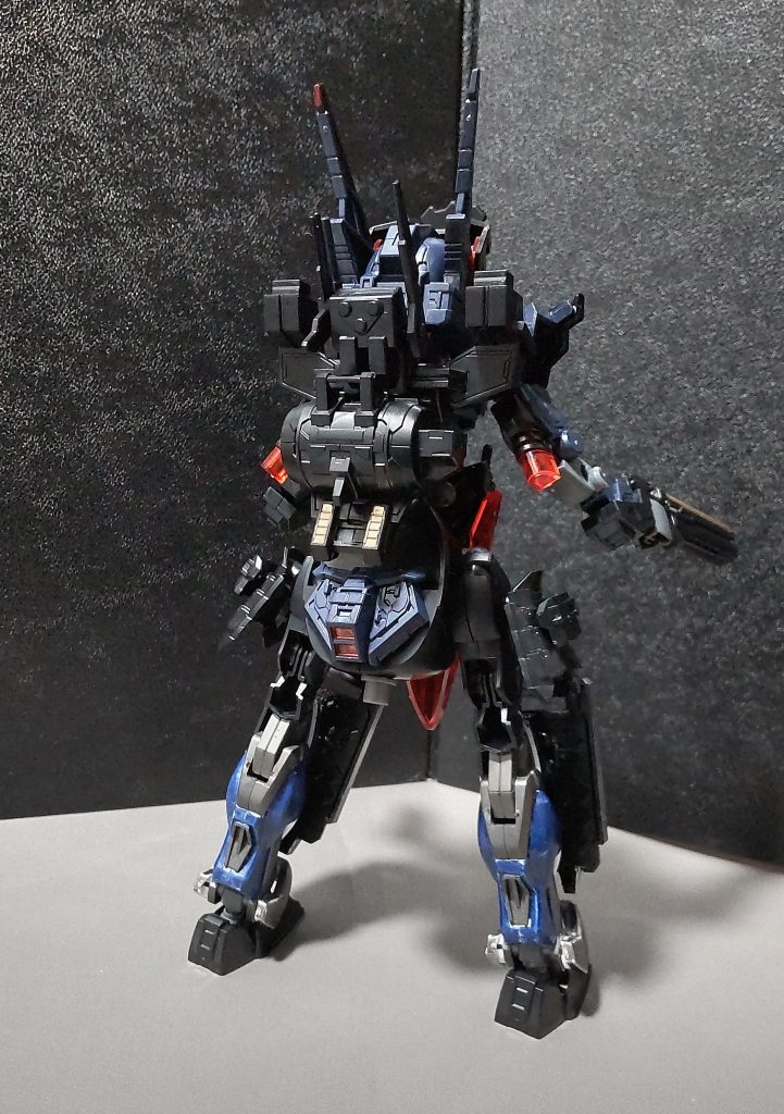 通常形態リアビューフルアーマー用のバックパックのみ装備させてます。気づいている人もいると思いますが、腕は足と腕パーツを繋げたものになってます。これにより肘が限界まで可動できるようになってポージングに貢献しています。※これは前作の劉備ダンコーンでも同じ手法を取ってます。