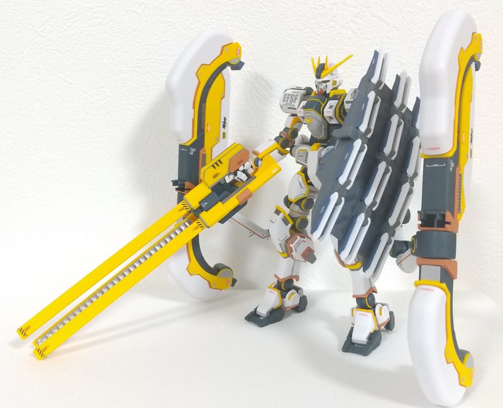 別売の専用&市販水転写デカールも使用して。ポージングも楽しむ、これも俺のガンプラ。