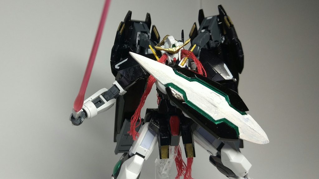 GNビームサーベルナドレと同様に膝の裏に搭載されているビームサーベル。第4世代ガンダムと同型のものが使用されている。GNシールドエクシアと同型のシールド。GNフィールドを展開可能。