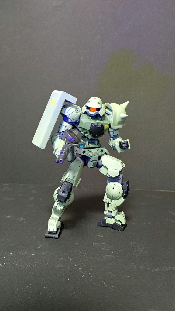 と、小ネタをはさみつつ30mmポルタです最初は色だけ変えようとしましたが、作ってみるとそれほどザクぽくない仕方ないのでシールドとショルダーアーマー作成シールドはプラ板の切りはり、ショルダーアーマーはパテコネコネシールドは思いの外デキ良かったけどショルダーアーマーはだいぶ雑もう少しヤスリしっかりかけないとダメだったね