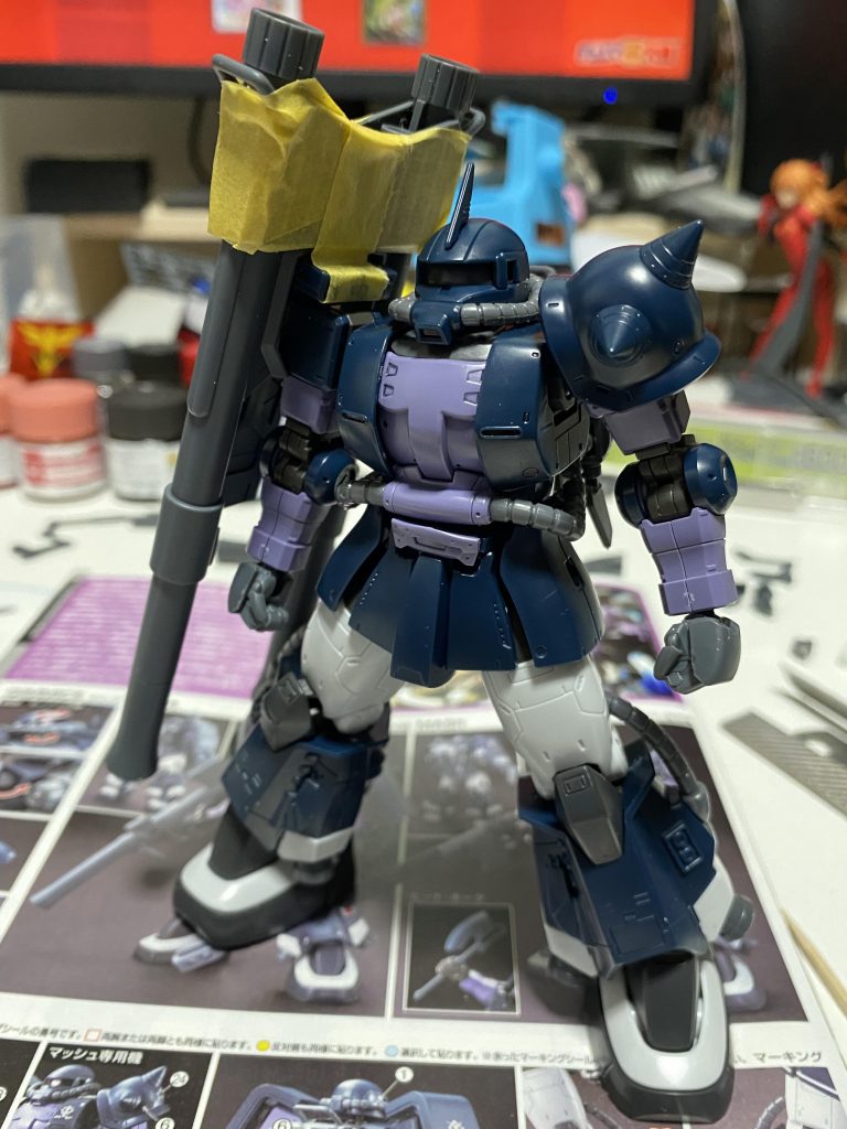 初期案1.ビルドリアルに登場していたザクが肩に連結したバズーカを装備しているのを参考にシルエットだけを仮組み。この状態は玩具感が強いのと、加工が面倒くさそうだったので断念。 