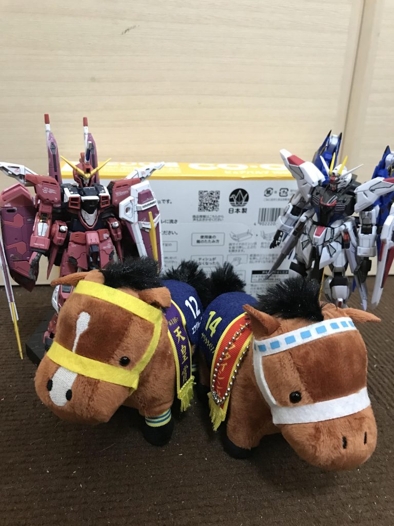 閲覧ありがとうございます今回使用したのは食玩フリーダムとRGジャスティスになります。フリーダムのレールガンが可動しなかったのでフルバースト出来なかったのは残念ですが、プレバンで予約すると可動するらしいので予約勢は楽しめるでしょう次回はアストレイゴールドフレーム天ミナのレビューになります。次回もよろしく!