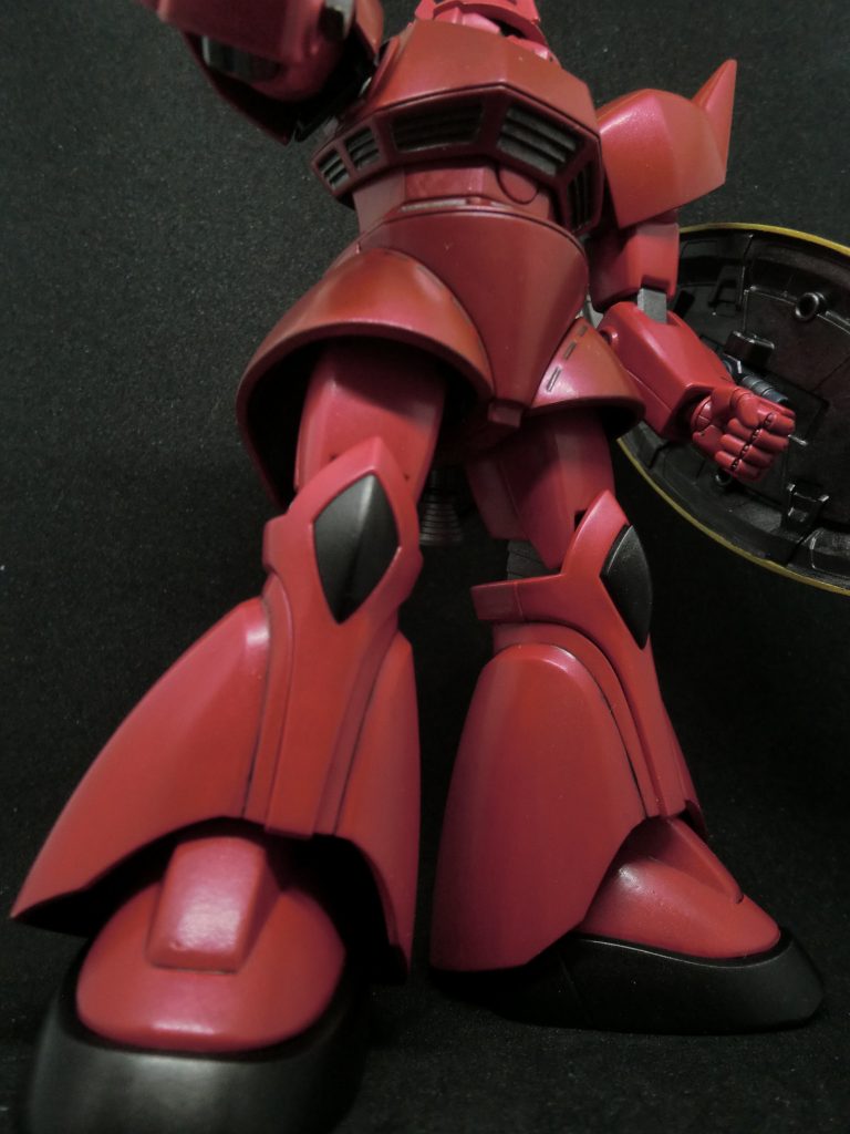 ゲルググは、もう少しポッチャリな寸胴体系のイメージだったんですが、意外と足が長いイケメン系でした。顔は大きい気がしますが、それ以外はバランスが良いような。