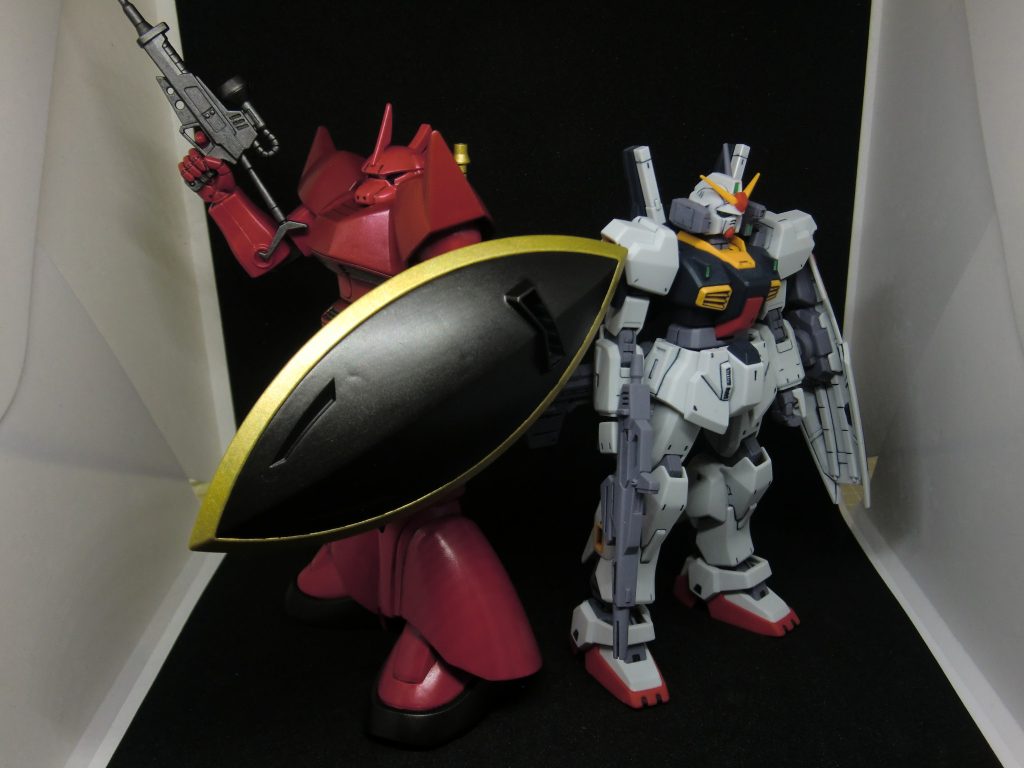 HG系の中でも大き目な印象のあったMk-Ⅱより大きいゲルググくん。Mk-Ⅱ以来のHGUCシリーズ、そして初の非ガンダムタイプでしたが、率直にとても楽しかったです。初めてのほぼ一色による全身塗装、それによる下地の大切さ、接触による塗膜の損傷、つや消しよりは光沢が良かったか?など、学びの多い作品になりました。と同時に、筆塗りでの己の限界を感じつつあります。ムラはどうしても出来るし、意図せず厚塗り気味になるしで、納得出来るものにはならない・妥協しているというのが現状です。エアブラシを導入出来れば自分の中で革命が起こる予感はあるのですが、それはまだ当分先になりそうです・・・( ;∀;)