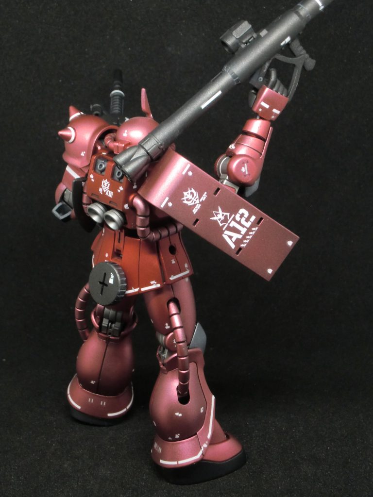 使用塗料は、下地:Mr.フィニッシング サーフェイサー 1500 ブラックピンク部:Mr.メタリックカラー GXメタルレッドレッド部:GXメタルレッド + Mr.カラー クリアーレッドブラック部:Mr.メタリックカラー GXメタルブラック関節、武器:Mr.カラー 黒鉄色背部バーニア、一部関節:Mr.カラー スーパーメタリック スーパーアイアン2仕上げ:Mr.カラーGX つや消し スーパースムースクリアーと、なります。