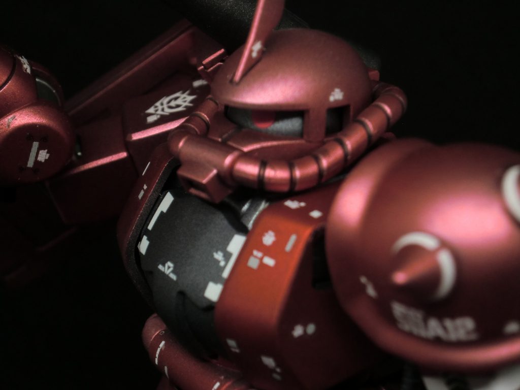 これならアップにも画が耐えられますね(笑)モノアイがシールという点は悔いが残りますが・・・初のエアブラシ塗装という事で、↓こちらの動画を参考にさせていただきました。https://youtu.be/BhGsHirL7SQ